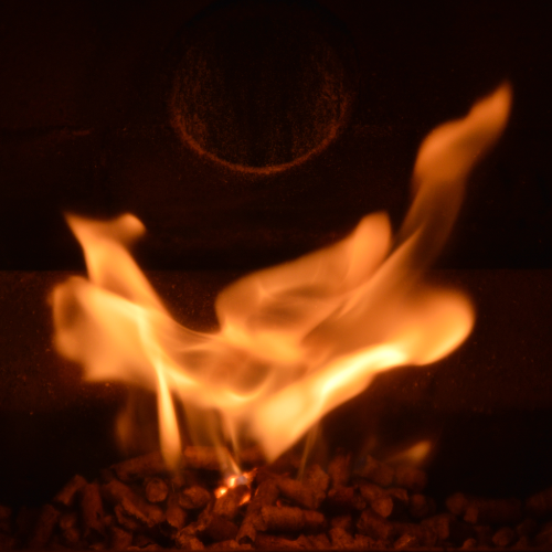 Flamme auf schwarzem Hintergrund