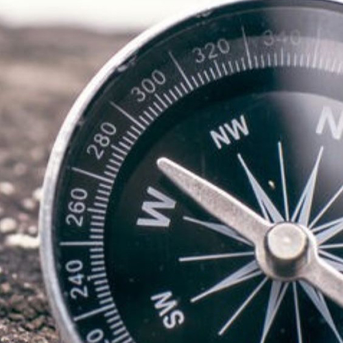 ein Kompass, der nach Westen zeigt
