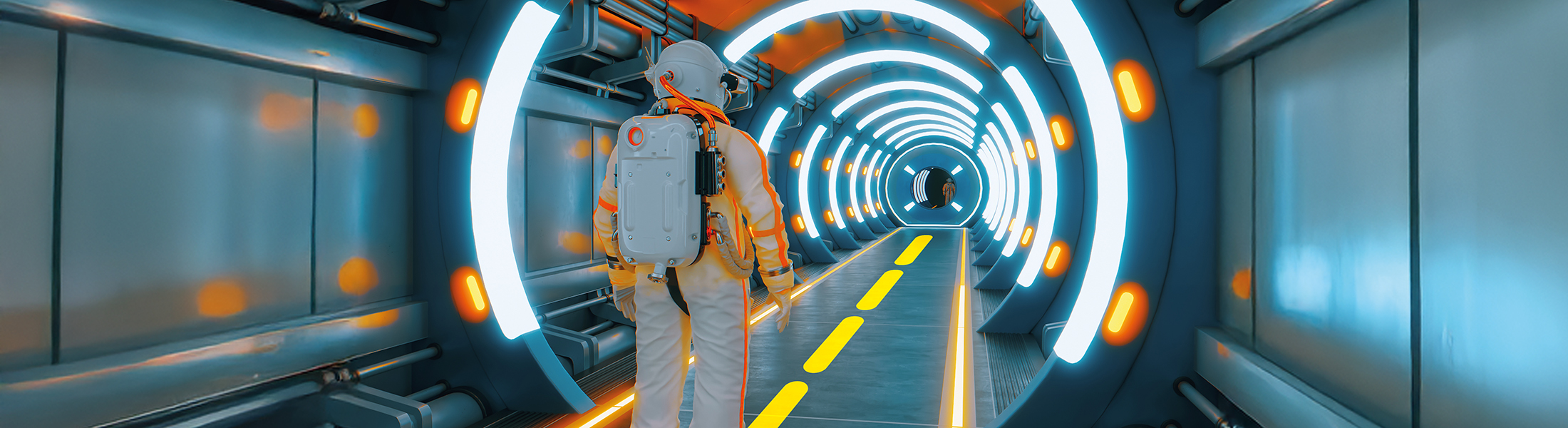 Futuristisches Bild eines Menschen im Raumanzug, der in einem beleuchteten Gang steht.