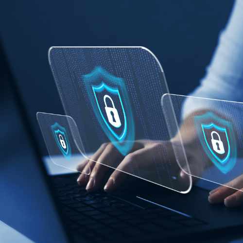 Hände einer Person auf der Tastatur eines Laptops über dem virtuelle Schlösser auf einem visuellen Bildschirm schwebentop sind