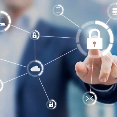 männlicher Finger drückt ein virtuelles Schloss, welches mit verschiedenen Symbolen vernetzt ist