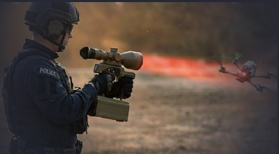 Polizeibeamter mit spezieller Ausrüstung