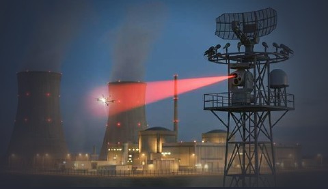Industrieanlage mit Sendeturm und rotem Lichtstrahl