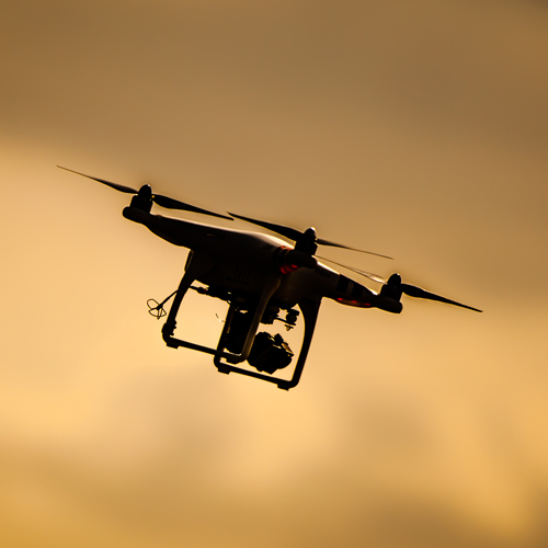 eine Drohne vor fahl gelbem Hintergrund