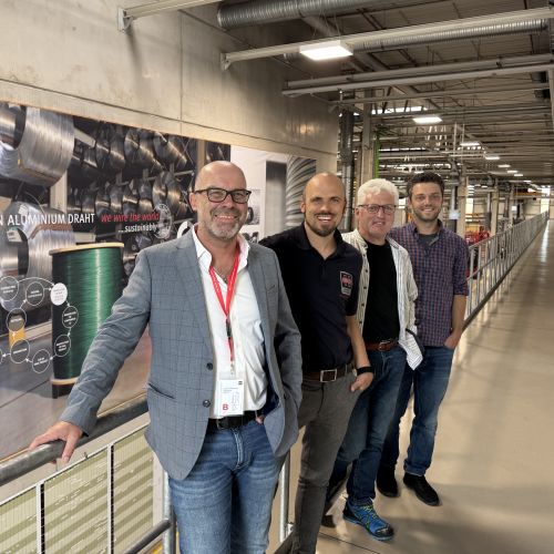 Gruppenfoto in einer Industriehalle der GUTMANN ALUMINIUM DRAHT GMBH 