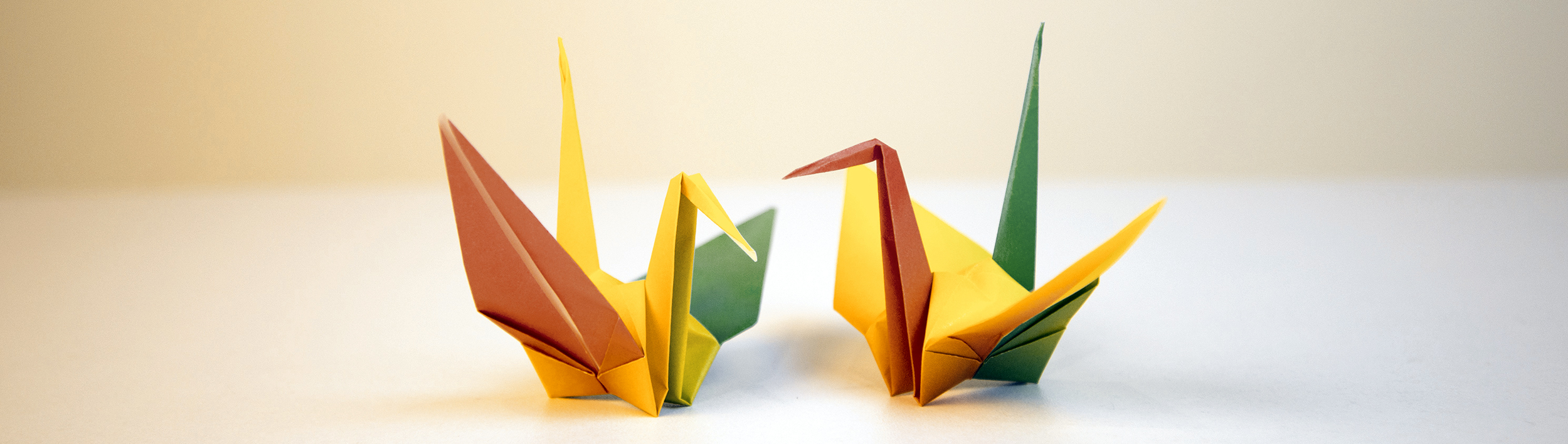 Zwei gefaltete Origami Schwäne