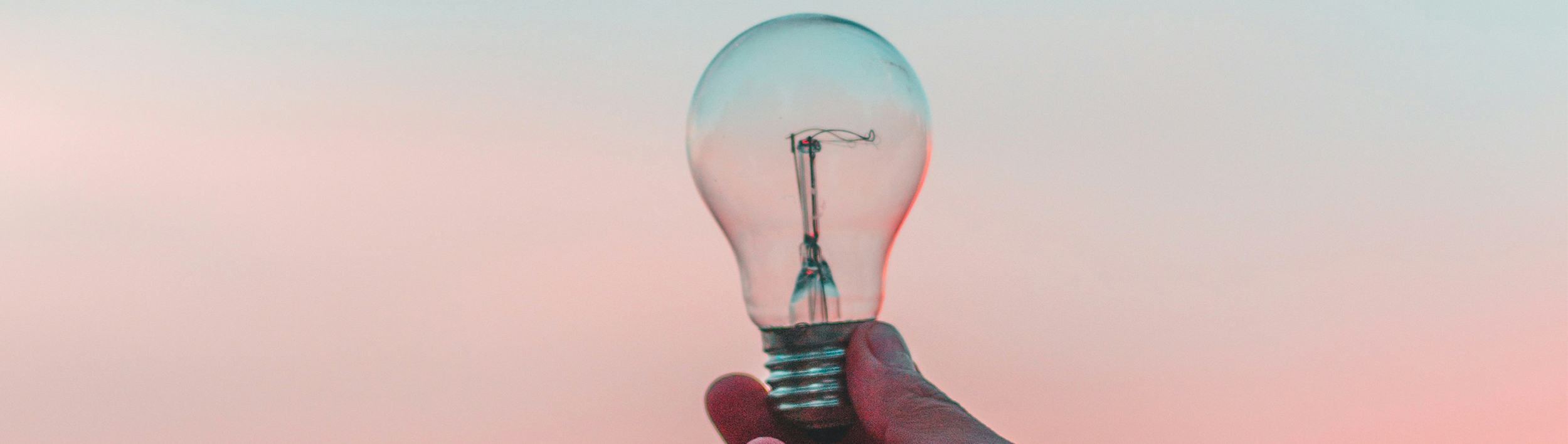 Glühbirne vor Pastell Hintergrund