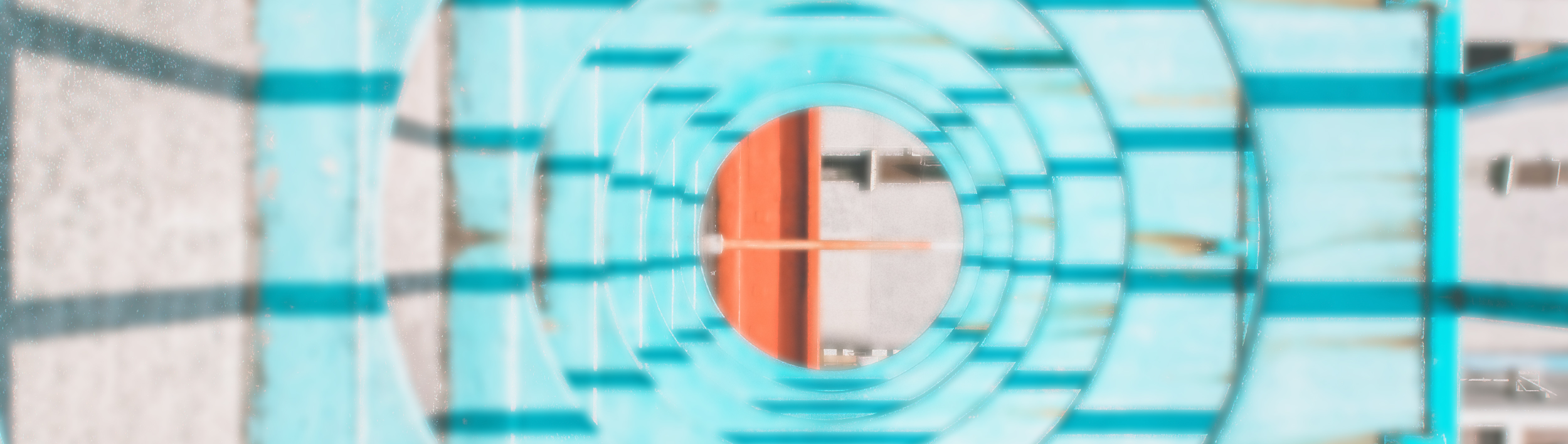 Abstrakte, futuristische Grafik mit türkisfarbenen Kreisen und Linien in symmetrischer Anordnung.