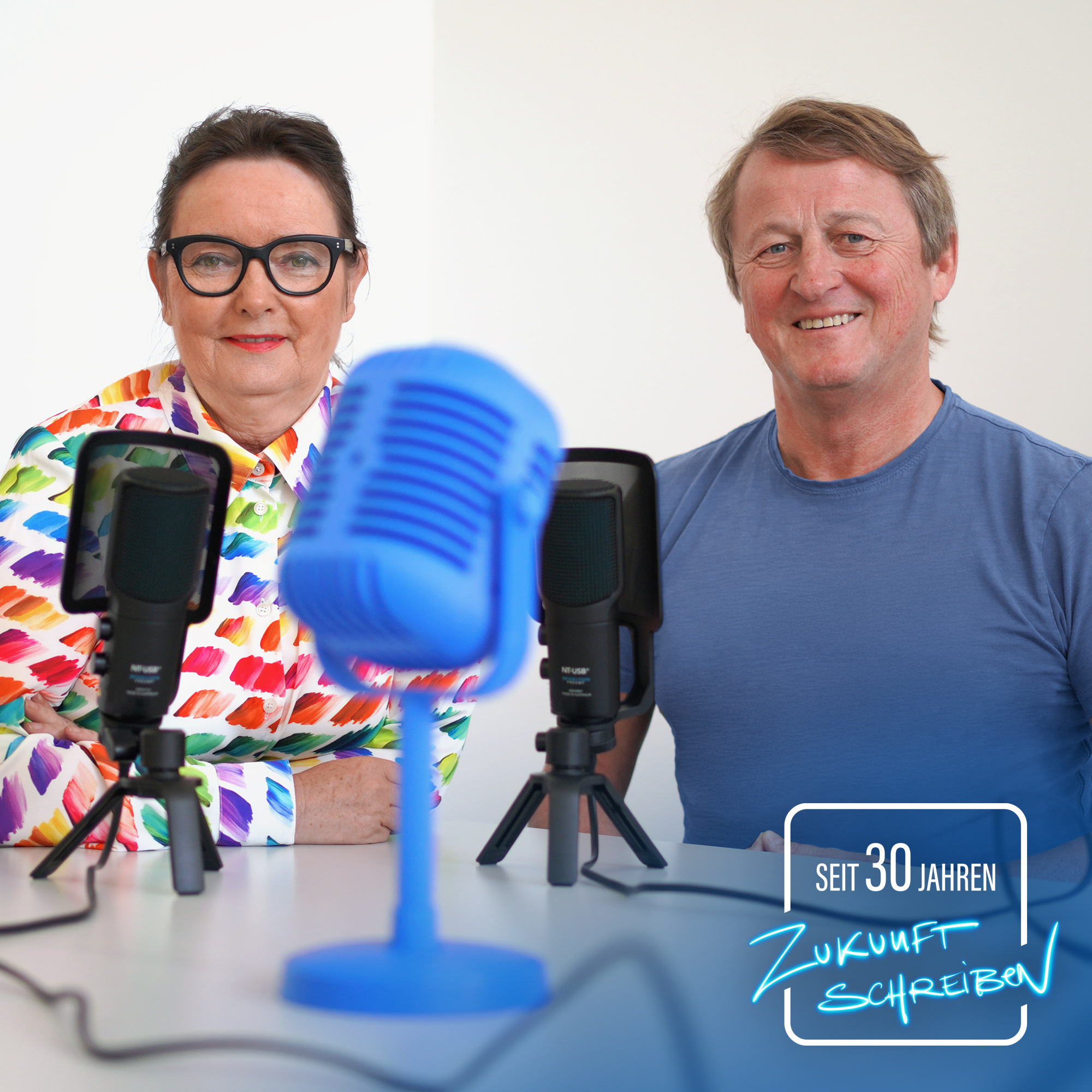 Barbara Groll und Bruno Götz mit Mikrofonen