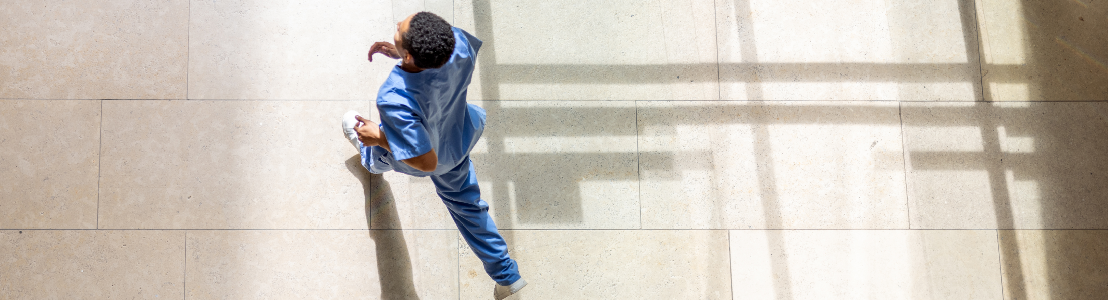 Mann läuft durch einen Raum