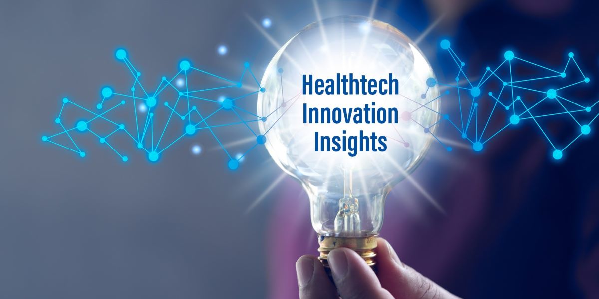 Das Bild zeigt eine Hand, die eine leuchtende Glühbirne hält. Um die Glühbirne herum befindet sich eine blaue Netzwerkdarstellung, die sich nach links und rechts ausdehnt. In der Glühbirne selbst ist der Text "Healthtech Innovation Insights" in blauer Schrift geschrieben.