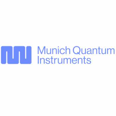 Logo der Firma Munich Quantum Instruments, blaue Schrift auf weißem Hintergrund