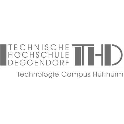 Wortlogo der TH Deggendorf - Technologie Campus Hutthurm in grauer Schrift auf weißen Hintergrund