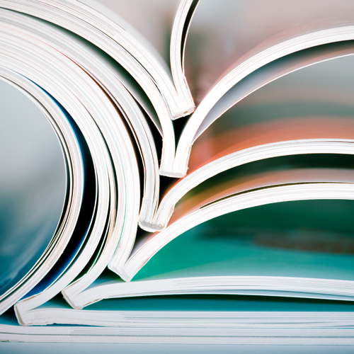 mehrere ineinander gesteckte Zeitschriften