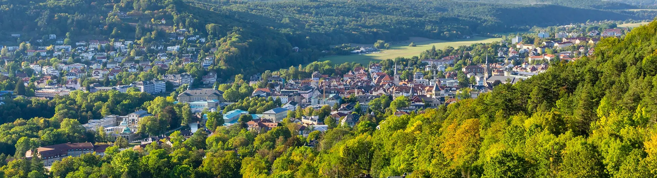 Eine kleine Stadt in einer ländlichen Umgebung