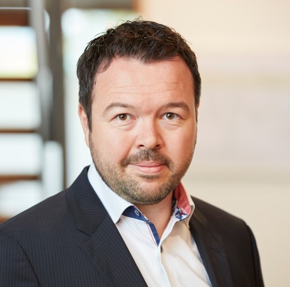 Mann im Anzug mit kurzen dunklen Haaren