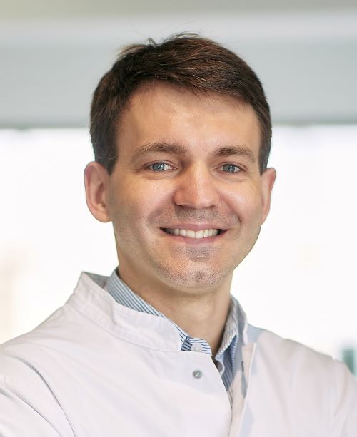 auf dem Bild ist ein Herr in weißem Kittel zu sehen