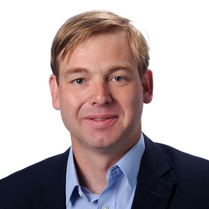 Auf dem Bild ist ein Herr mit schwarzem Sakko und hellblauem Hemd zu sehen