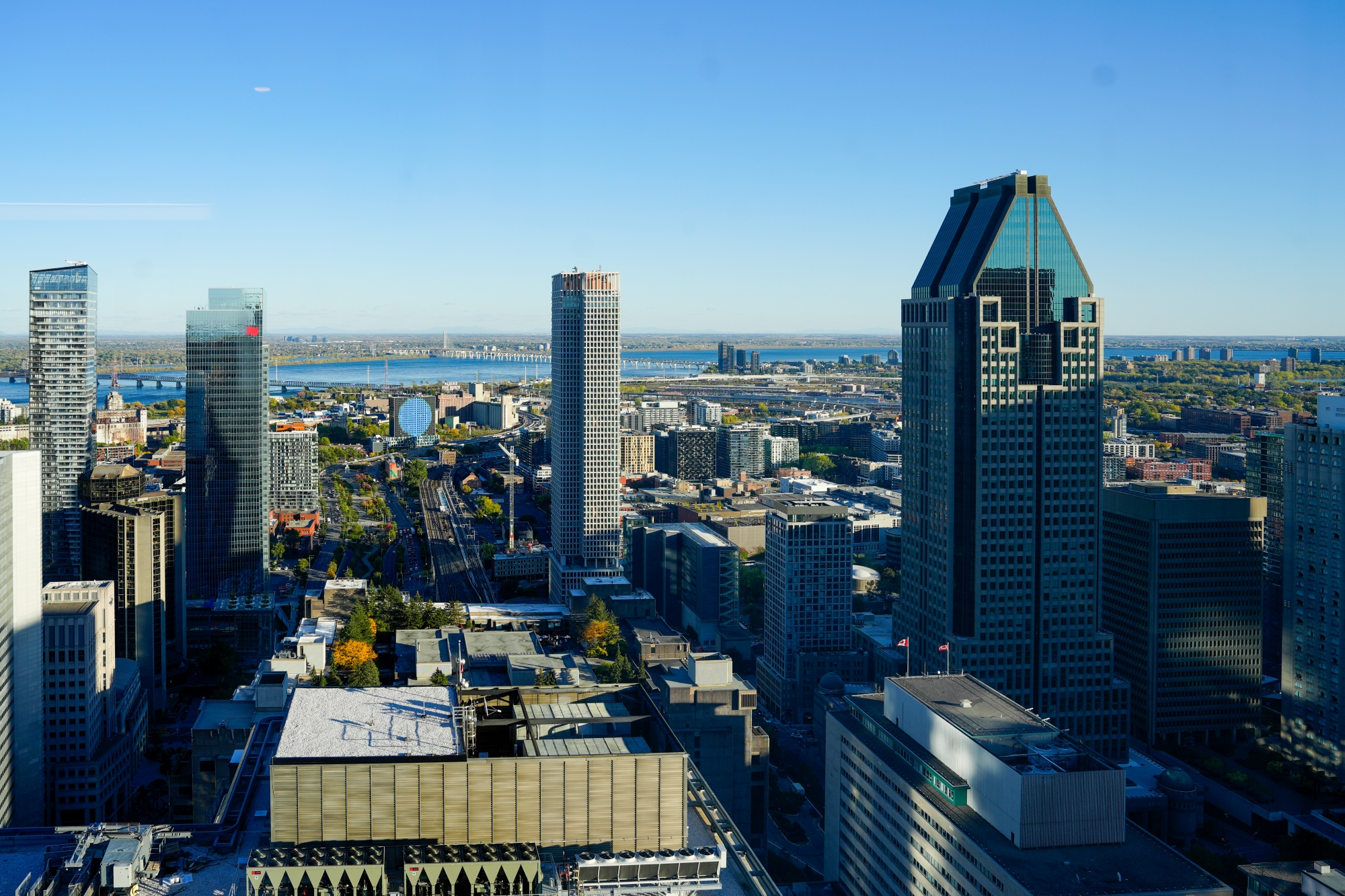 Panoramaaufnahme einer Großstadt mit Hochhäusern, blauer Himmel über Montreal oder Toronto. Das Foto wurde während der Delegationsreise in Kanada aufgenommen.