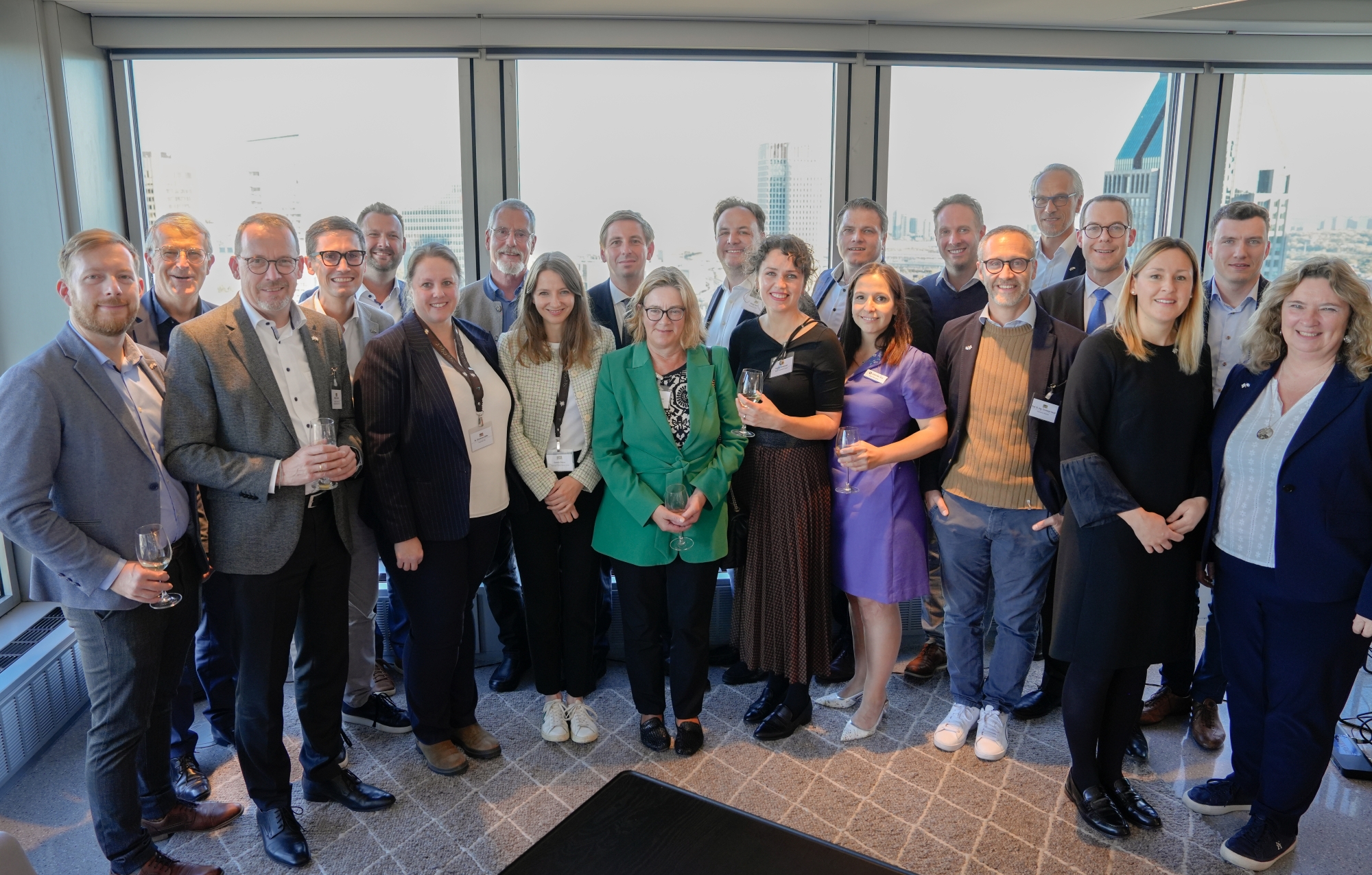 Gruppenfoto von etwa zwanzig Personen in einem Konferenzraum, einige stehen, andere sitzen, freundliche Atmosphäre. Das Bild zeigt einen Moment der Delegationsreise in Kanada.