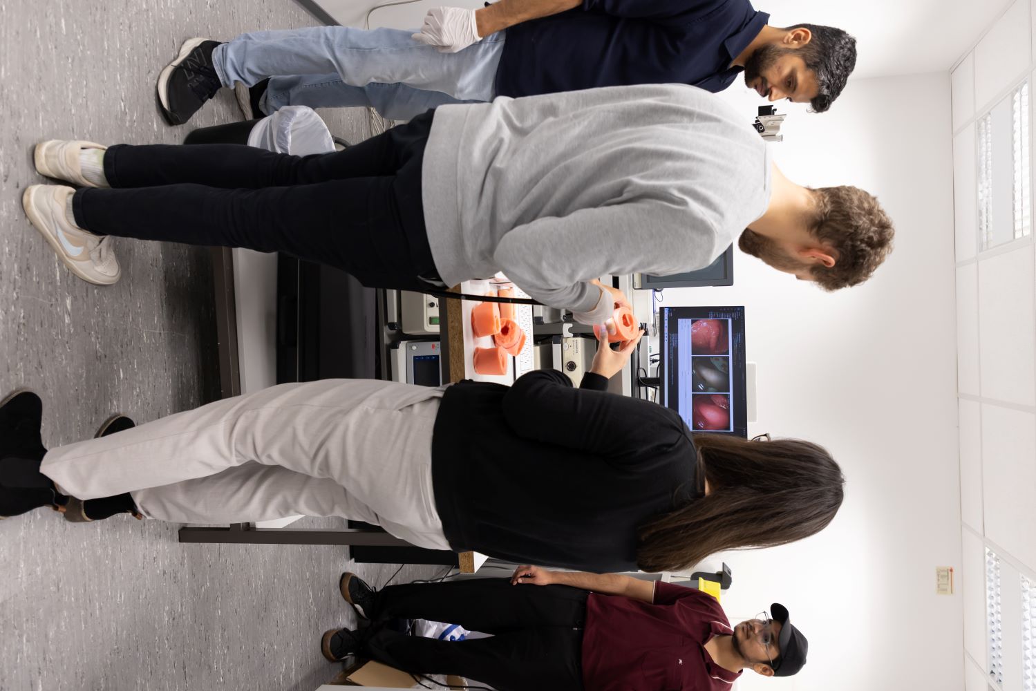 Menschen stehen um einen Tisch in einem Labor