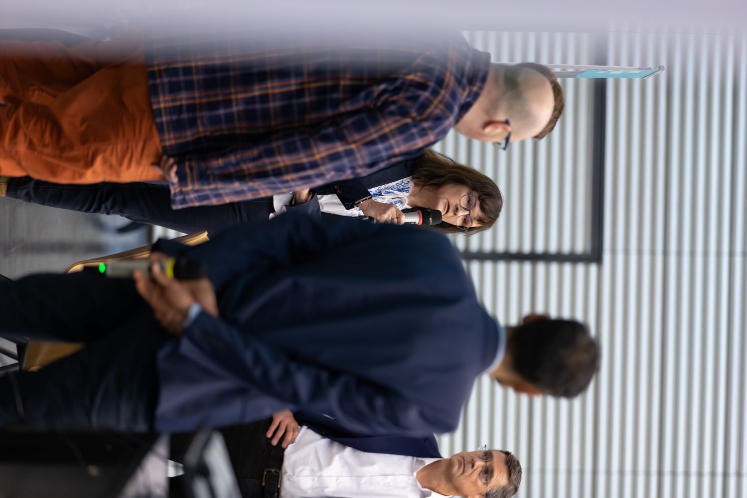 Menschen stehen zusammen und führen ein Gespräch miteinander.