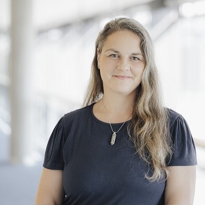 Auf dem Bild ist eine Dame mit langen Haaren zu sehen