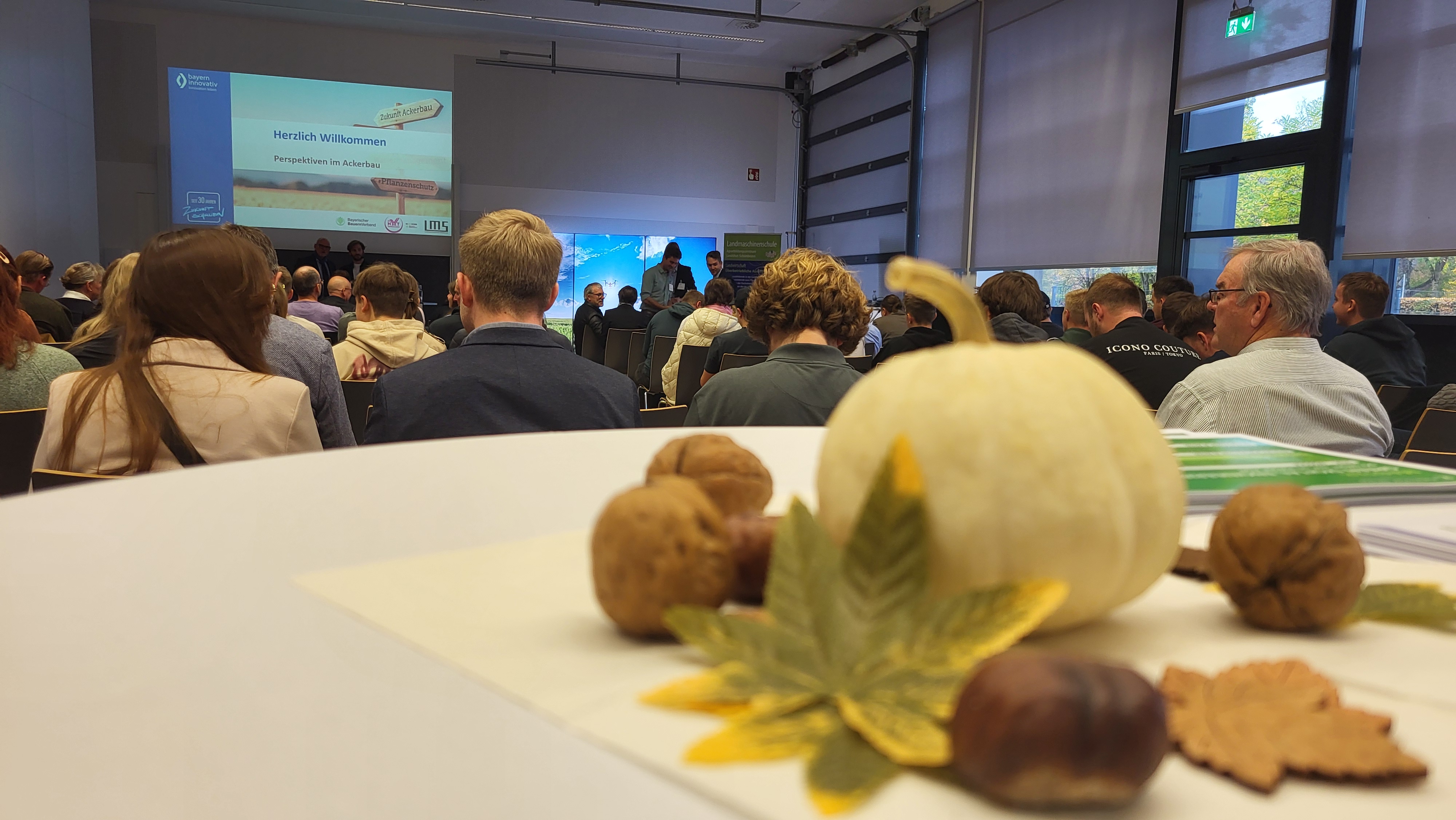 Vortragsraum mit Kürbisdeko im Vordergrund 