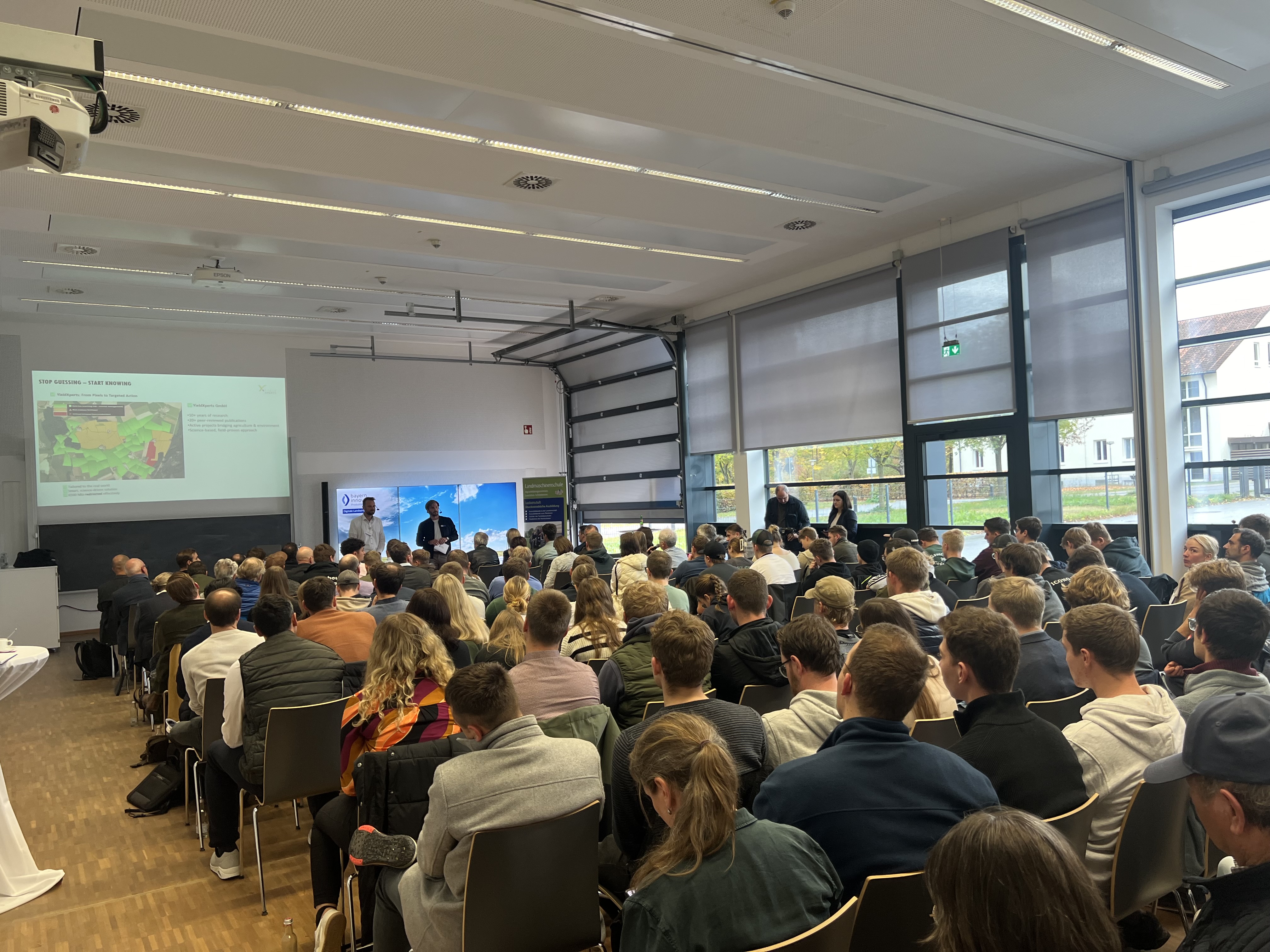 Überblick über den gefüllten Vortragsraum in der Landmaschinenschule