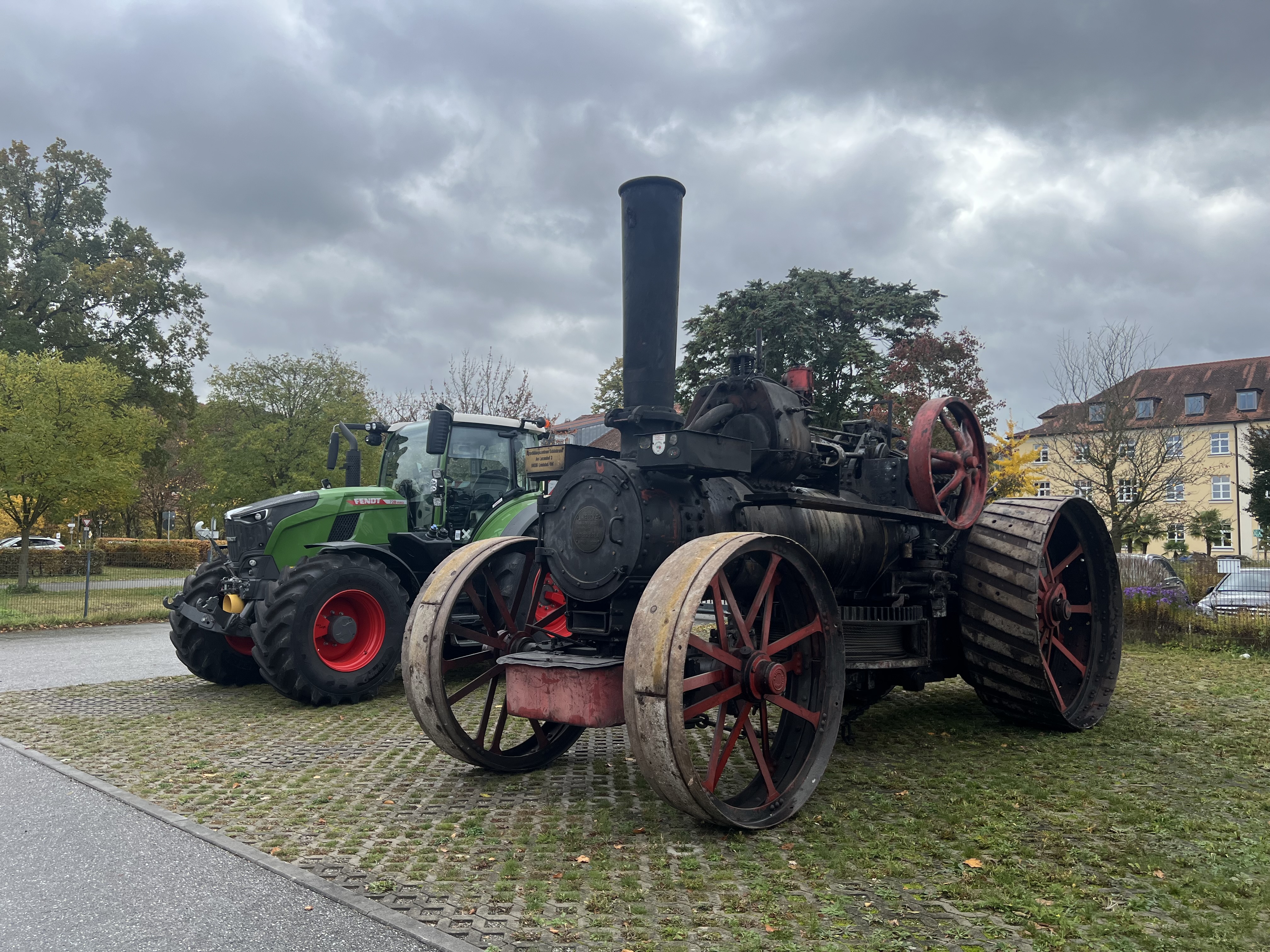 Historisch alter Traktor im Außenbereich