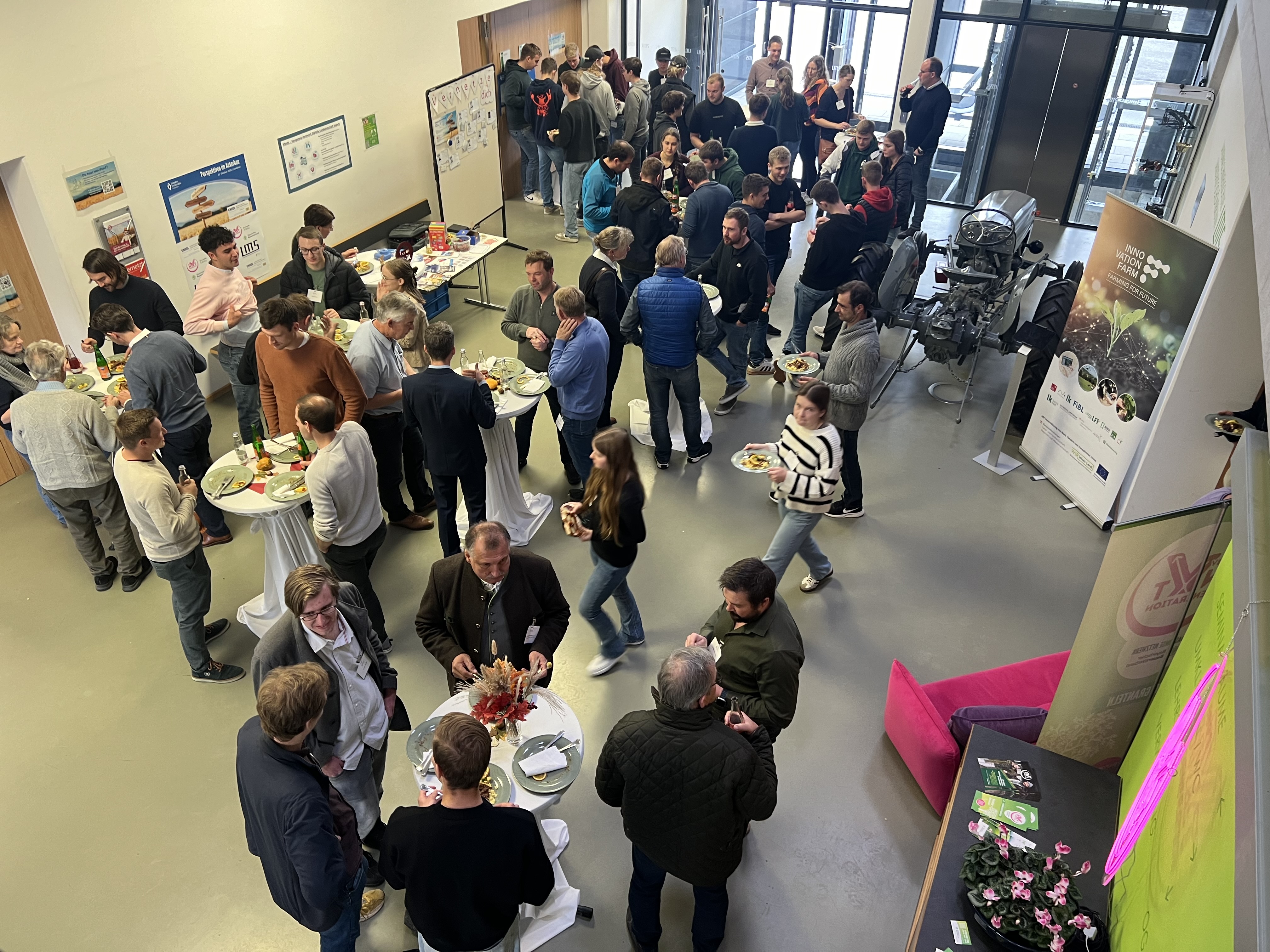 Die Teilnehmer beim Essen im Foyer in der Pause