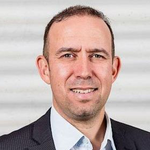 Das Bild zeigt einen Mann mit kurzen, braunen Haaren.