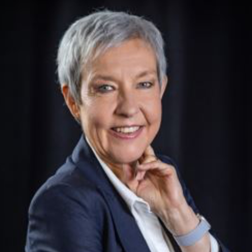 Das Bild zeigt eine lächelnde Frau mit Blazer