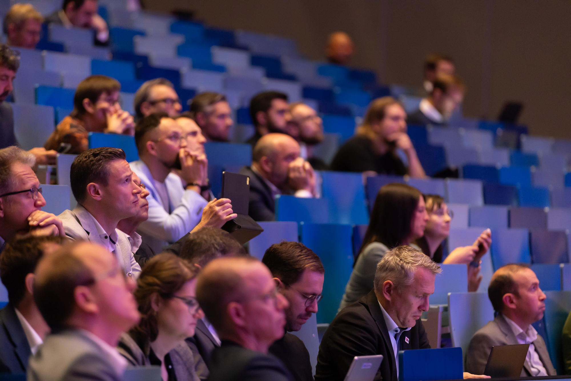 Publikum verfolgt aufmerksam eine Präsentation oder Podiumsdiskussion. Aufgenommen beim AM Kongress.