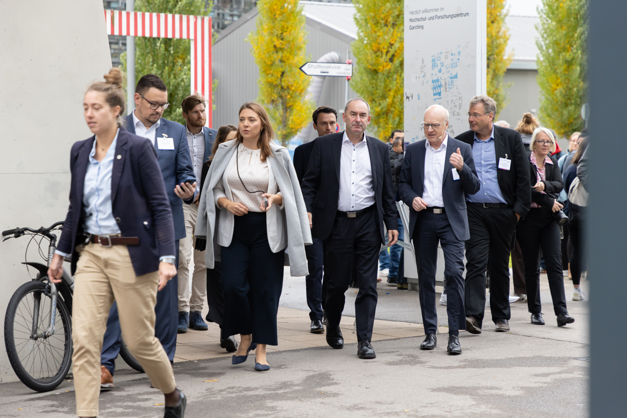 Gruppe von Teilnehmenden geht gemeinsam im Freien, teils in Businesskleidung. Das Foto entstand beim AM Kongress.