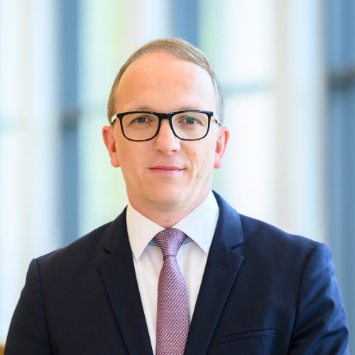 Das Bild zeigt einen Mann mit Brille