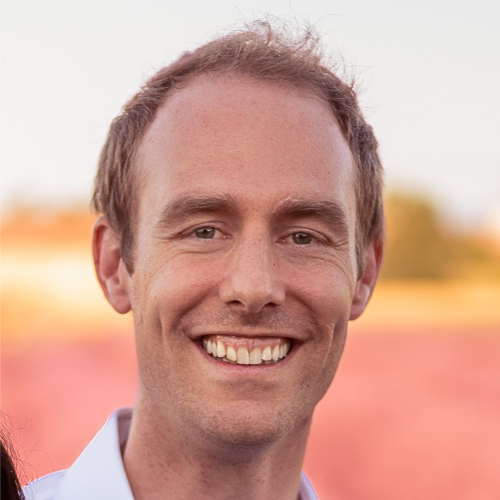 Das Bild zeigt einen lächelnden Mann mit dunkelblonden Haaren.