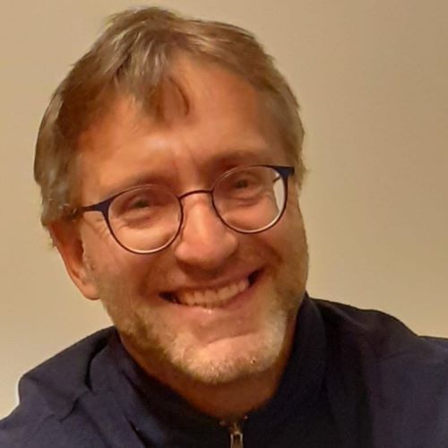 Profile picture of Dr. Stefan Brück, smiling.