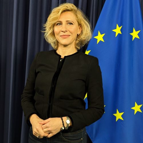 Profile picture of Erzsébet Fitori in front of the EU-Flag