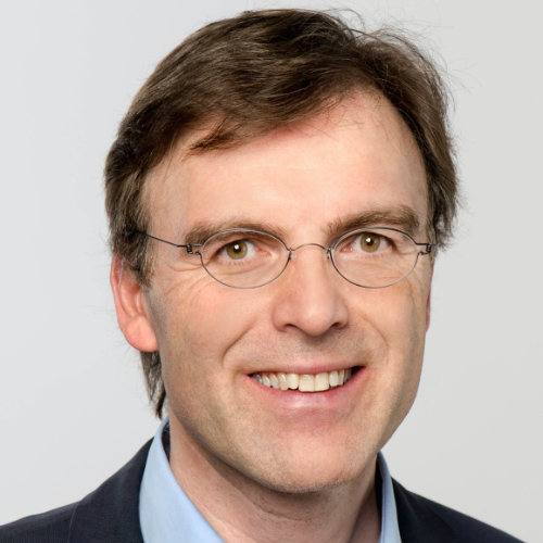 Mann mit feiner Brille und Braunen Haaren 