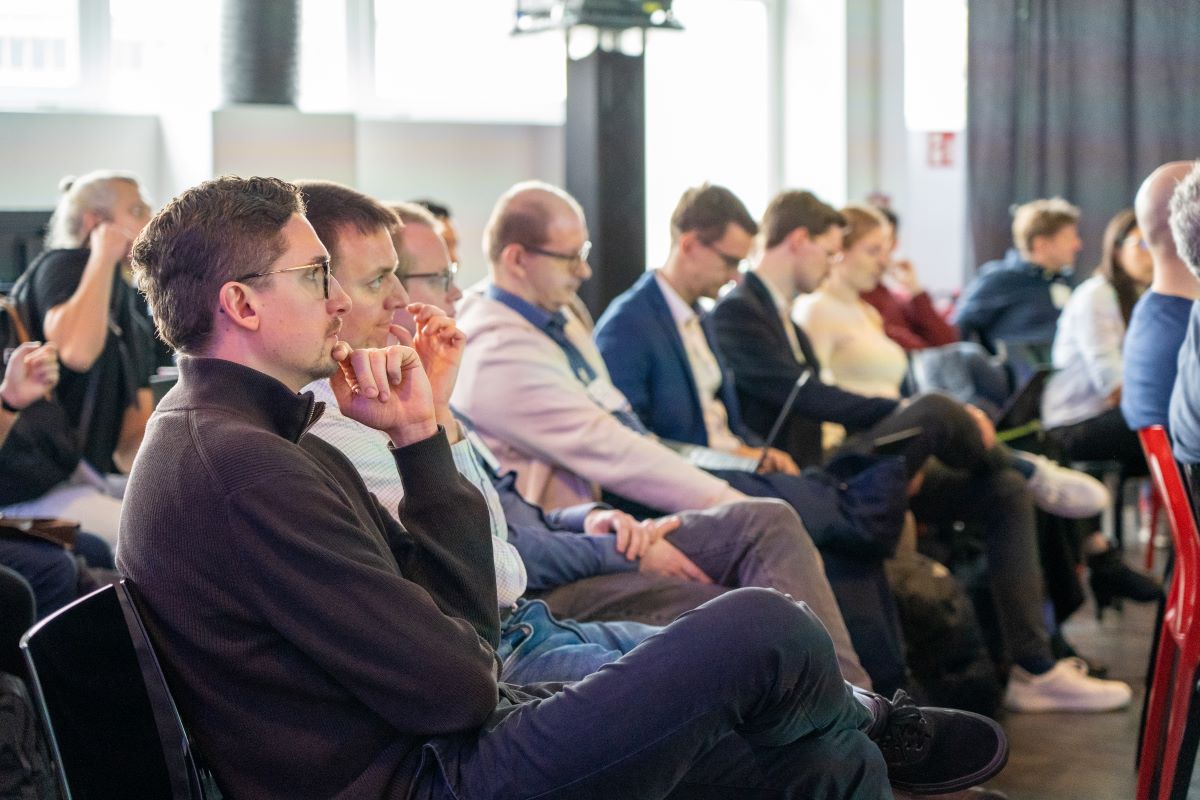 People in the audience listening to the speaker on the Thinknet 6G Summit