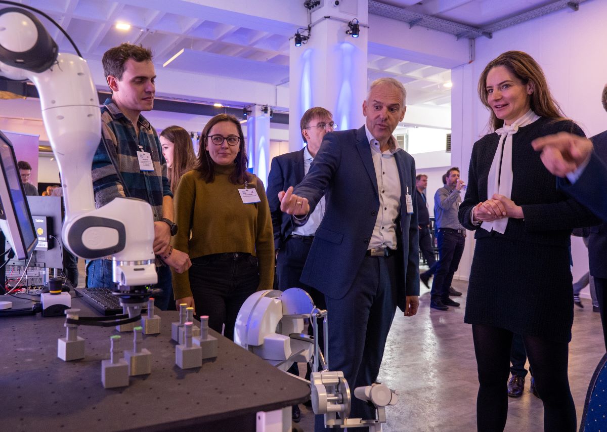 Prof. Dr. Wolfgang Kellerer, presenting Dr- Alexandra-Gwyn Paetz his booth.