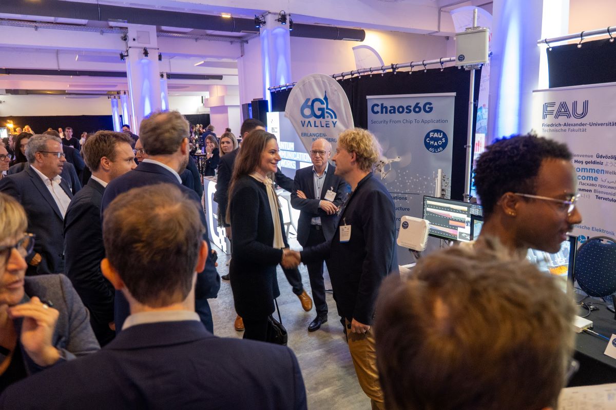 Prof. Dr. Norman Franchi shaking hands with Dr. Alexandra-Gwyn Paetz on the exhibition of the Thinknet 6G Summit.