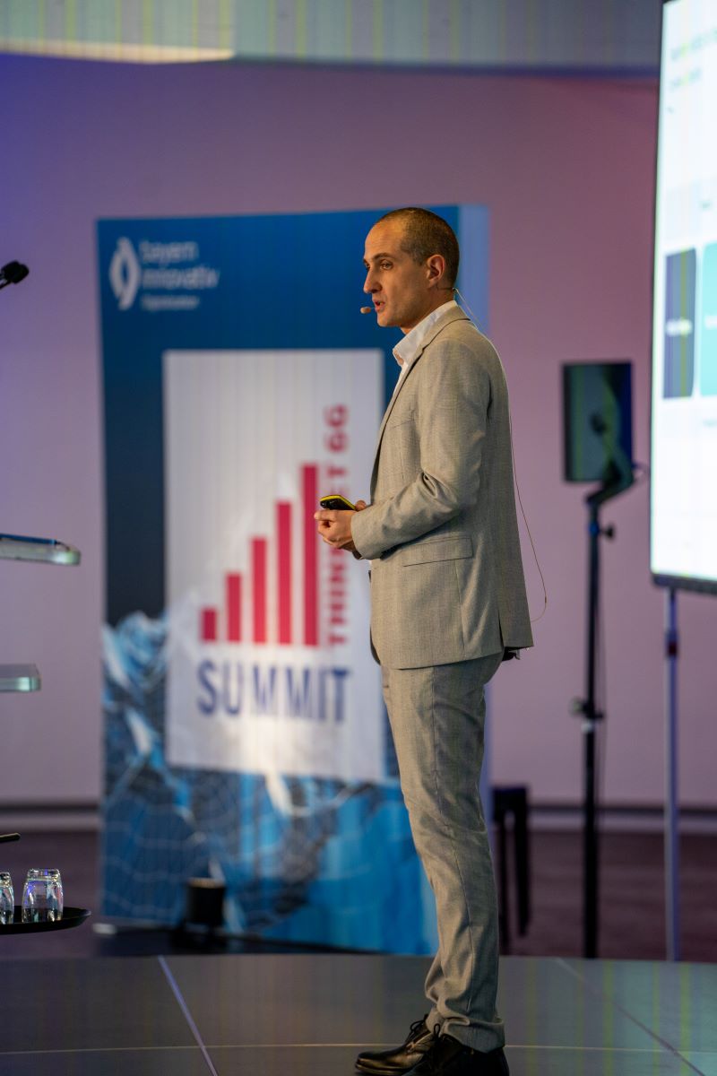 Prof. Dr. Giovanni Del Galdo speaking on the stage of the Thinknet 6G Summit.