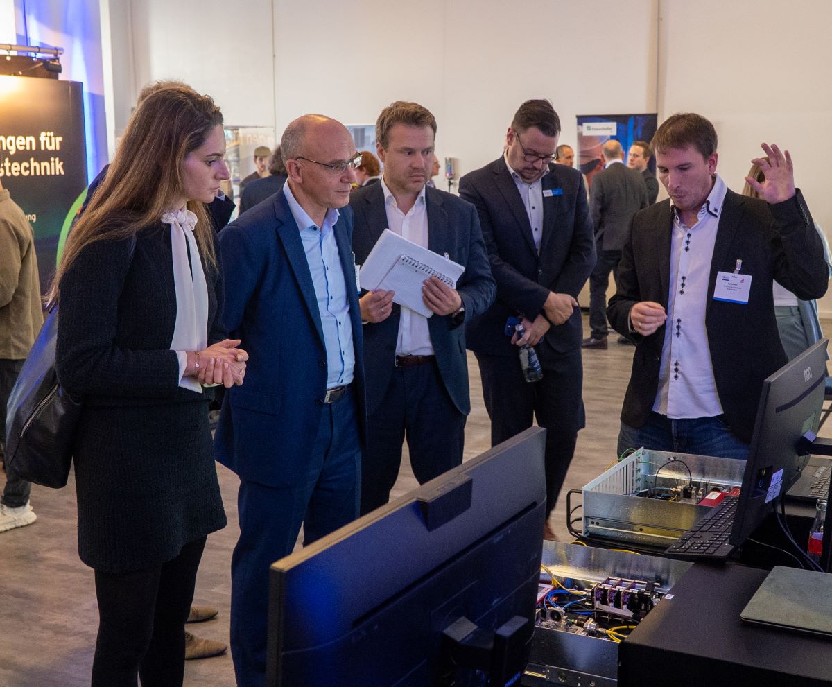 Dr. Alexandra-Gwyn Paetz at a booth on the Thinknet 6G Summit