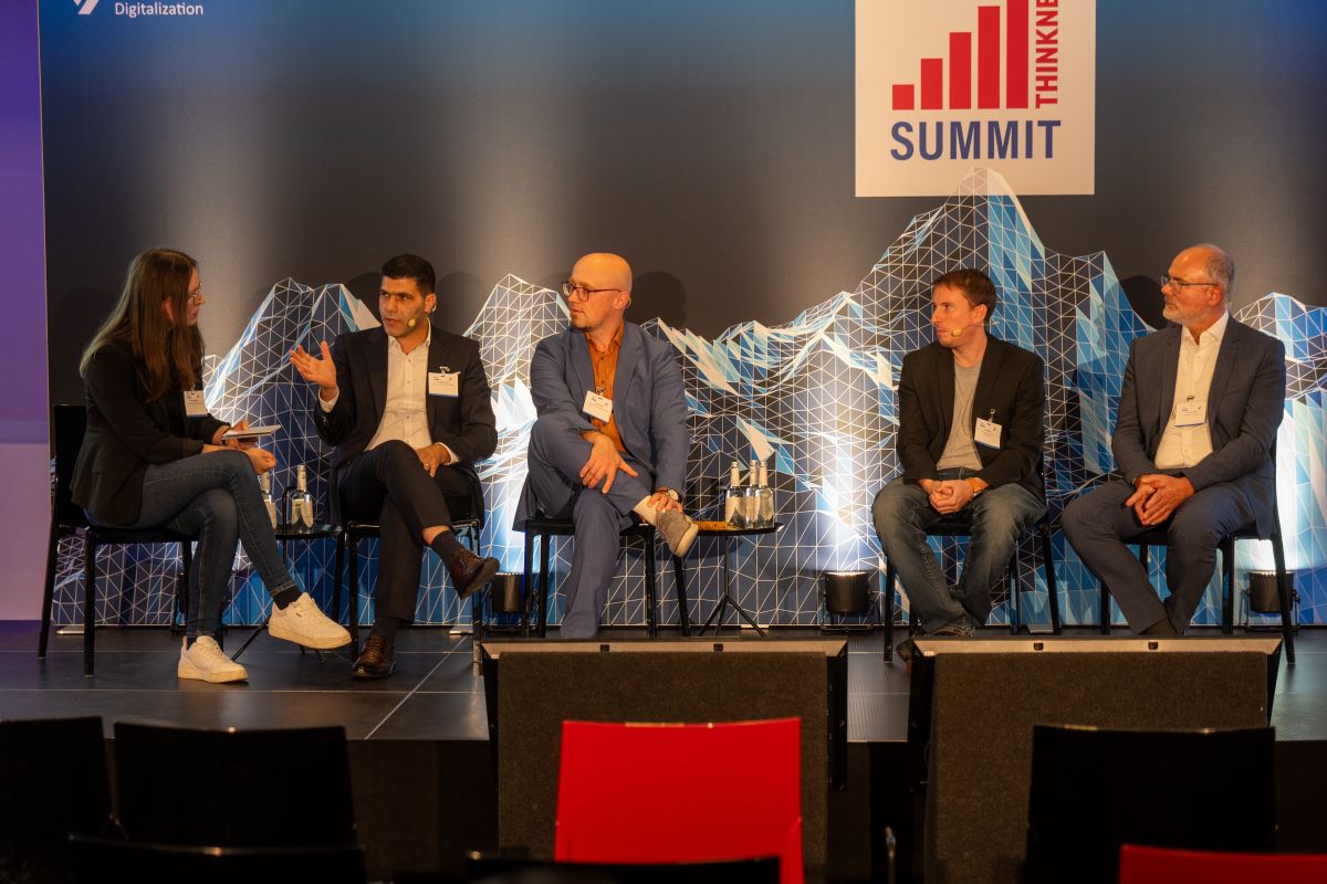 The panel discussion on quantum communication at the stage of the Thinknet 6G Summit.