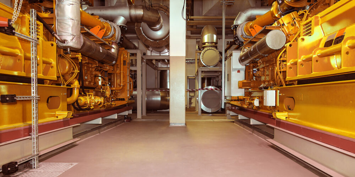 Maschinenraum in dem sich eine Kraft-Wärme-Kopplung Anlage befindet