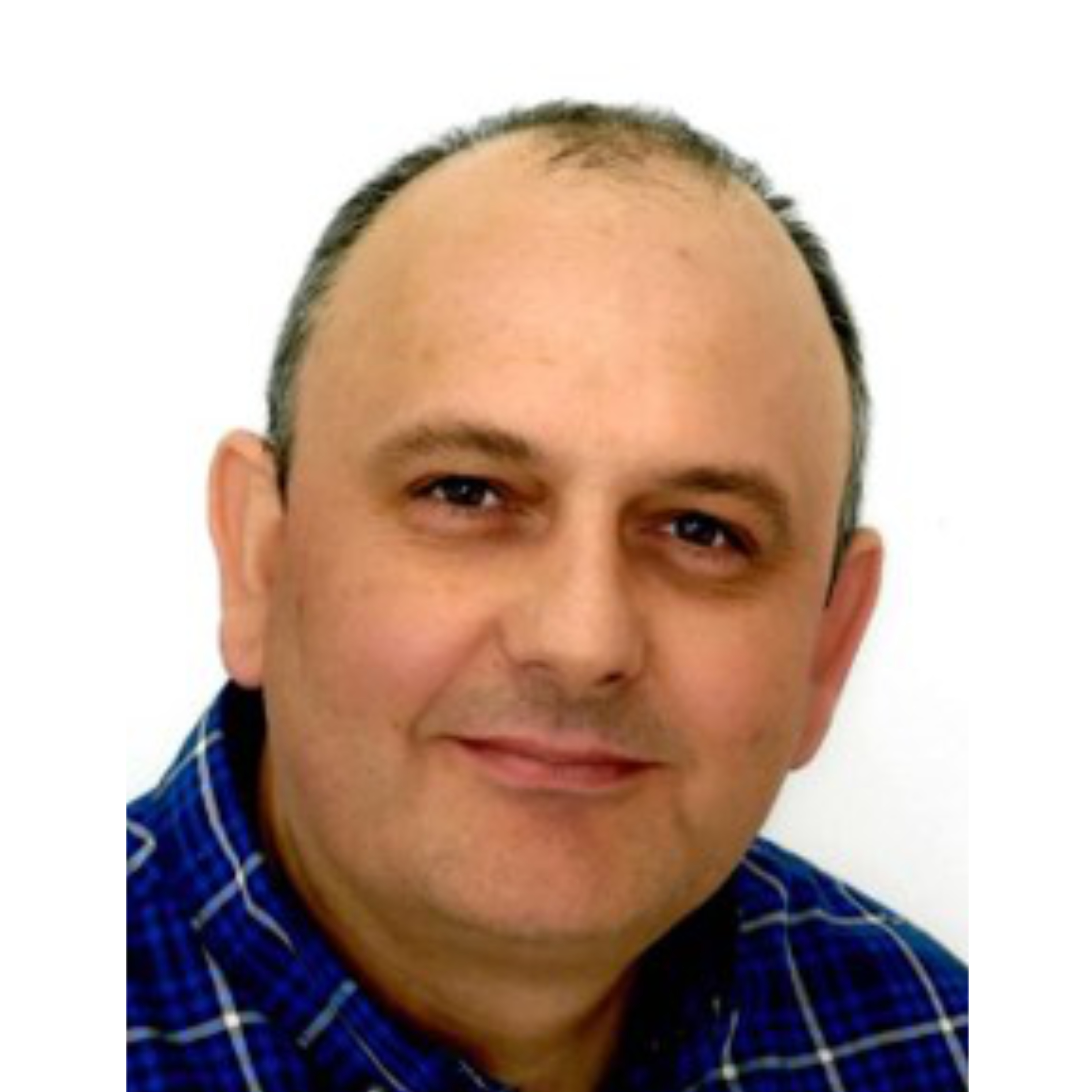 Das Bild zeigt Heiko Georgi der IAV GmbH einen Mann der ein blaues Hemd mit weißen Steifen trägt, die ein Karo Muster ergeben