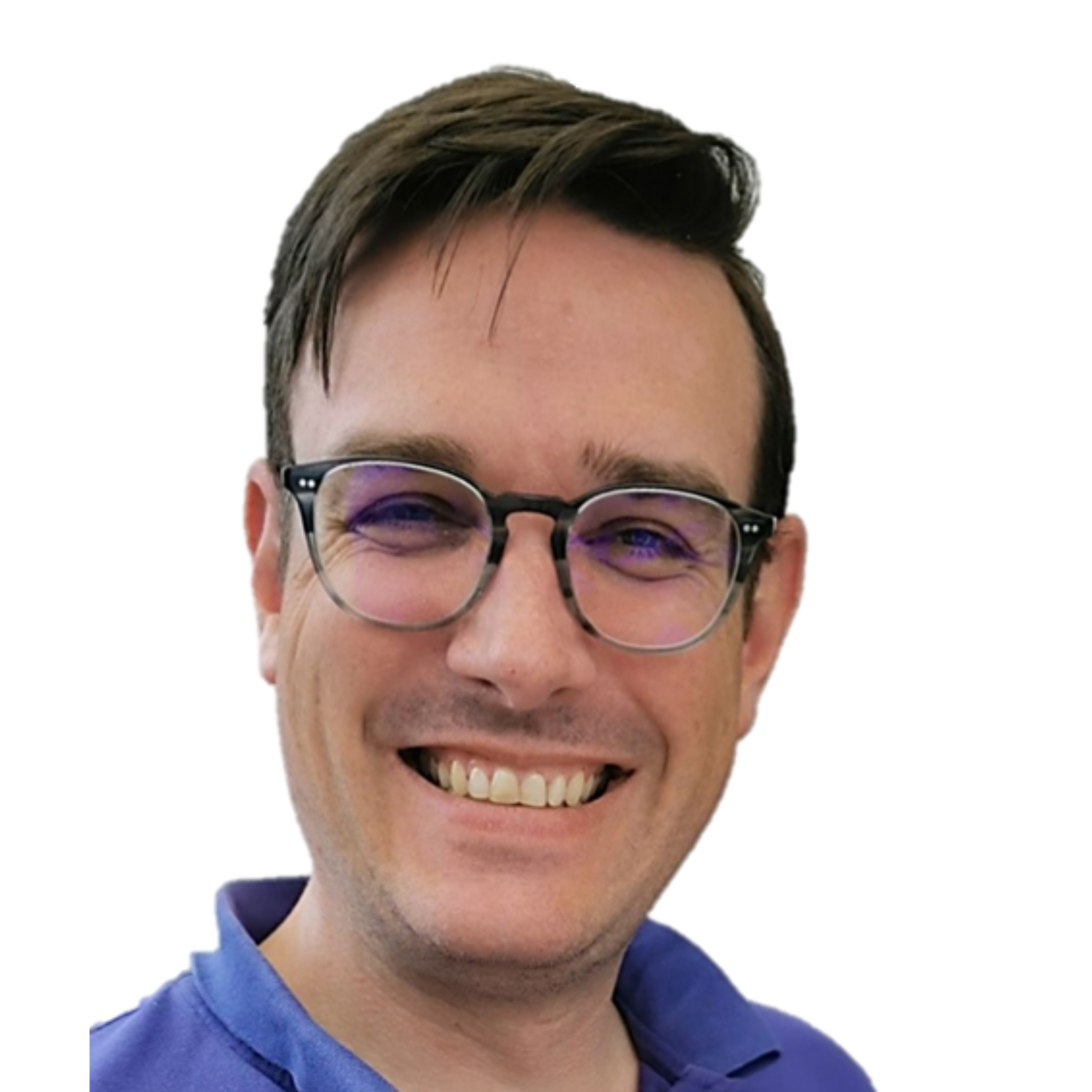 Das Bild zeigt Matthias Krings von der IAV GmbH, einen Mann mit dunkler Hornbrille und dunkelbraunen Haaren, der Breit in die Kamera grinst, wobei er ein blau/lila Hemd trägt