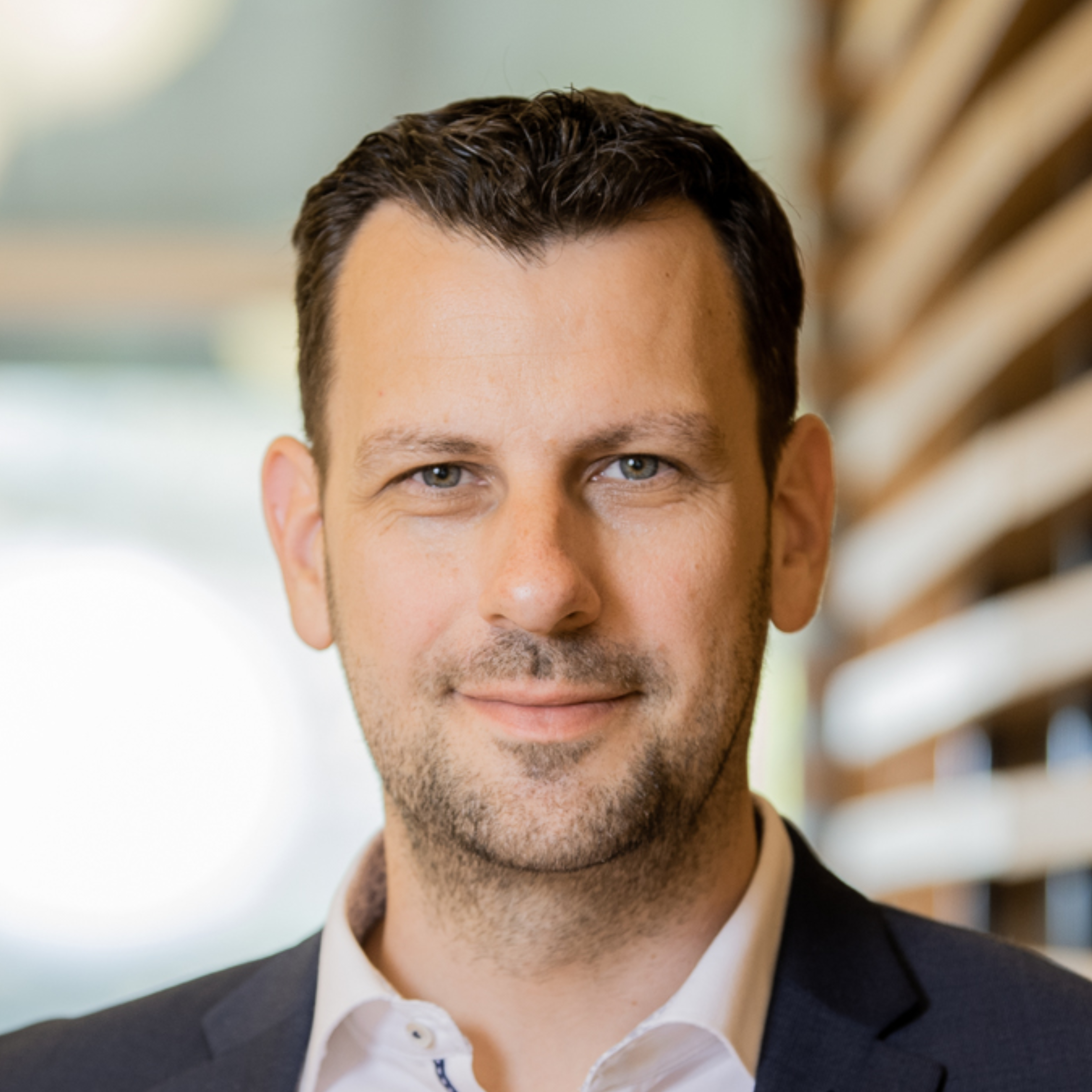 Bild von Stefan Reiser der puls Marktforschung GmbH, welches einen Mann mit dunkelbraunen Haaren und drei tage Bart zeigt. Er trägt ein weißes Hemd und ein schwarzes Sakko